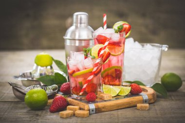 mojito kokteyller çilek, ıhlamur, nane ve kahverengi şeker ile görünümünü kapat