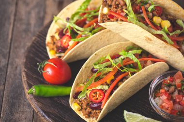 ahşap masa üzerinde Meksika tacos görünümü kadar kapatın