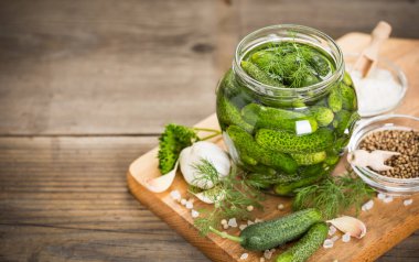 ahşap zemin üzerine salatalık cam görünümü kadar kapatın