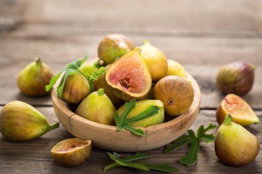 kase taze incir bakış ahşap masa üzerinde kapatın