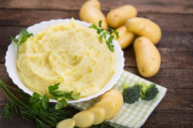 ahşap masa üzerine maydanoz ile ev yapımı patates püresi