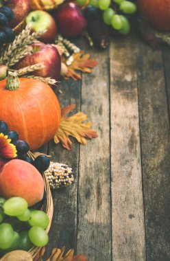 görücü usulü taze meyve görünümü üzerinde ahşap masa üstü kadar kapatın