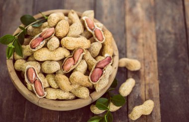 ahşap masa üzerinde lezzetli fıstık görünümü kadar kapatın