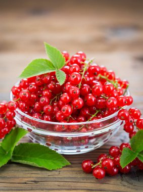 Olgun kırmızı ribes bakış ahşap arka plan üzerinde kapatın