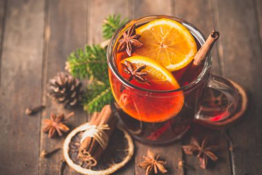 ahşap masa üzerinde sıcak çay limon parçaları ve tarçın ile görünümü kadar kapatın