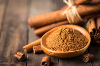 ahşap zemin üzerinde tarçın yakın görünümü