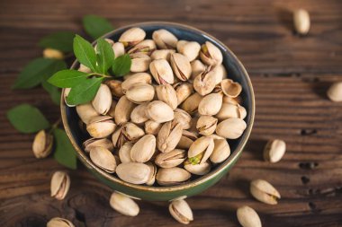 ahşap masa üstü fıstık fındık yığını