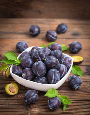 ahşap yüzey üzerinde taze Erik görünümü kadar kapatın