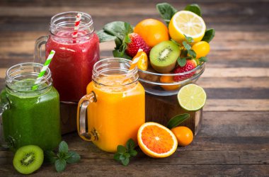 ahşap arka plan üzerinde meyve ve çilek yapılmış sağlıklı içecekler yakından görünümü