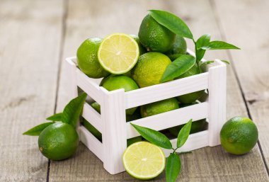 ahşap arka plan üzerinde egzotik Limes görünümü kadar kapatın