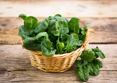 ahşap masa üzerinde kase taze ıspanak görünümü kadar kapatın