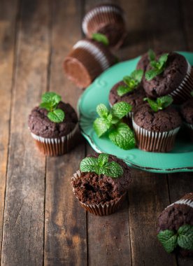 ahşap zemin üzerinde çikolata kek görünümü kadar kapatın