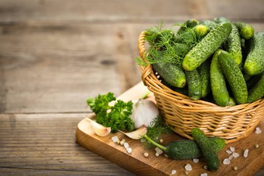 sepet içinde taze salatalık bakış ahşap masa üzerinde kapatın