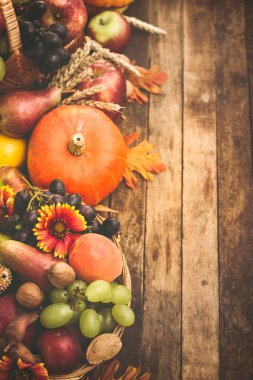 görücü usulü taze meyve görünümü üzerinde ahşap masa üstü kadar kapatın