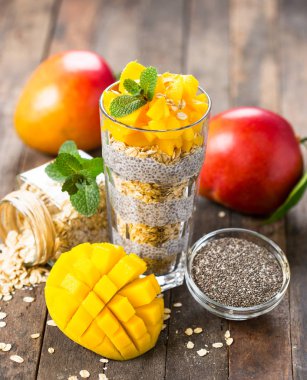 şekerli tatlı taze mango ve chia tohum ile görünümünü kapat