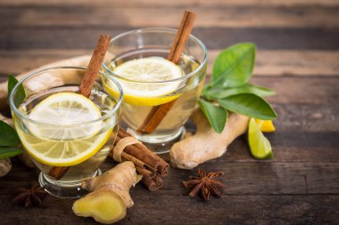 ahşap masa üzerinde limonlu zencefil sıcak çay serinletici görünümü kadar kapatın