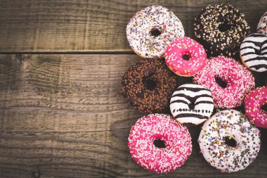 Aranjman cam ile çeşitli tatlı çörek