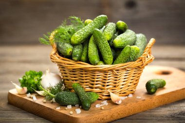 sepet içinde taze salatalık bakış ahşap masa üzerinde kapatın