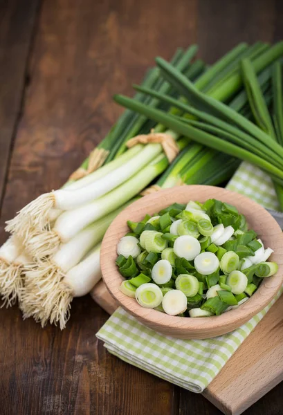 Närbild Bild Färska Schalottenlök Trä Bakgrund — Stockfoto