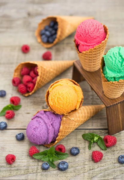 木製の背景にアイス クリーム コーンの甘いアイスクリーム — ストック写真