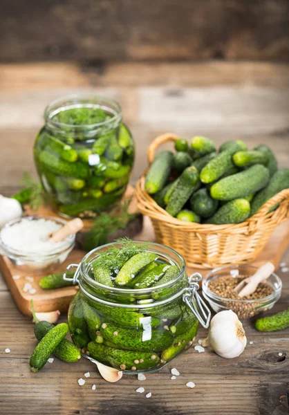 Nahaufnahme Von Gurken Glas Auf Hölzernem Hintergrund — Stockfoto