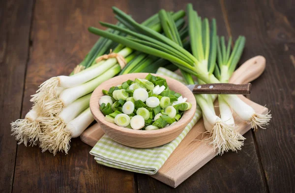 Närbild Bild Färska Schalottenlök Trä Bakgrund — Stockfoto