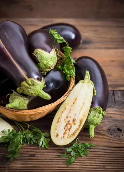 taze patlıcan bakış ahşap arka plan üzerinde kapatın