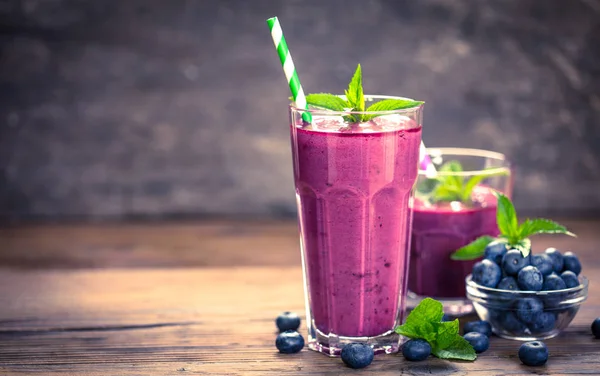 Nahaufnahme Von Leckeren Blaubeeren Drinks Auf Holztischplatte — Stockfoto