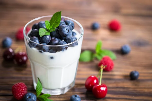 Nahaufnahme Von Hausgemachtem Joghurt Mit Blaubeeren Glas Auf Holzkulisse — Stockfoto