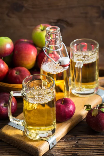 Nahaufnahme Von Frischen Äpfeln Und Gläsern Saft Auf Hölzerner Tischplatte — Stockfoto