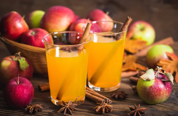 Vista Perto Maçãs Frescas Copos Suco Mesa Madeira — Fotografia de Stock