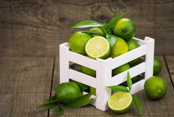 Vista Cerca Limas Exóticas Sobre Fondo Madera —  Fotos de Stock