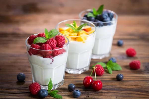 Hausgemachter Joghurt Mit Beeren Und Früchten Auf Holzoberfläche — Stockfoto