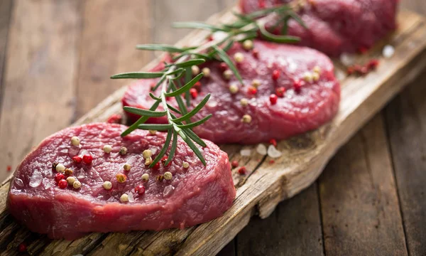 Carne Cruda Con Especias Mesa Madera — Foto de Stock