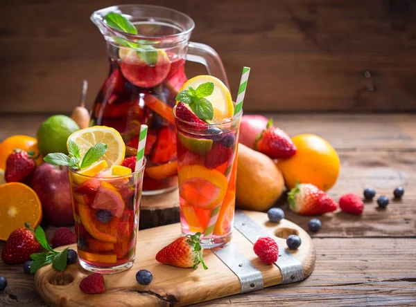 Vista Ravvicinata Bevande Sane Con Bacche Frutta Sfondo Legno — Foto Stock