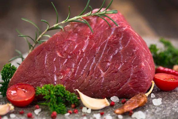 Carne Cruda Con Especias Mesa Madera — Foto de Stock