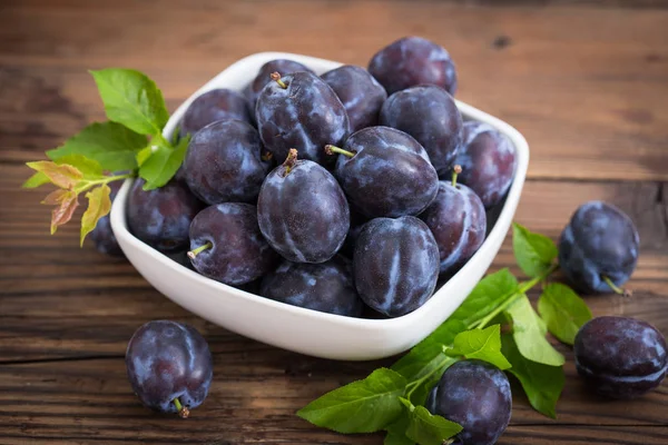 ahşap yüzey üzerinde taze Erik görünümü kadar kapatın