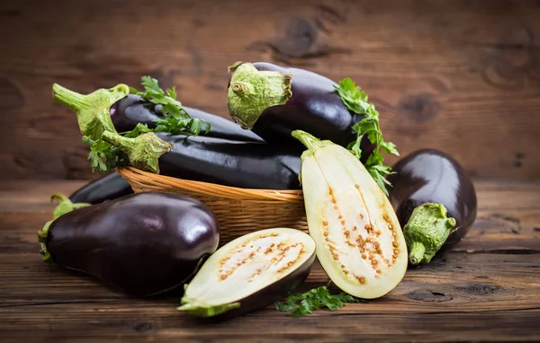 Vue Rapprochée Des Aubergines Fraîches Sur Fond Bois — Photo