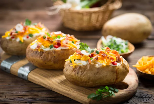 Caseiro Cozido Batatas Recheadas Fundo Madeira — Fotografia de Stock