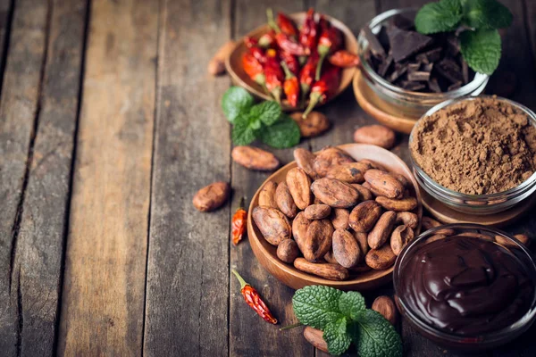 ahşap zemin üzerinde kakao çekirdekleri yakından görünümü