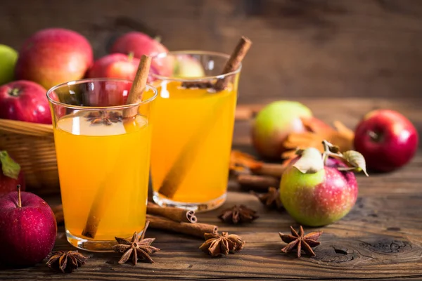 Vista Cerca Vasos Jugo Manzana Con Estrellas Canela Anís Mesa — Foto de Stock