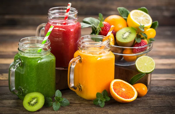 Vista Cerca Bebidas Saludables Hechas Frutas Bayas Sobre Fondo Madera — Foto de Stock