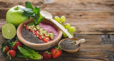 Chia tohumlu çilekli smoothie kasesi, sağlıklı süper yiyecek kahvaltısı.