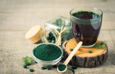 Sağlıklı spirulina bardakta su içer.