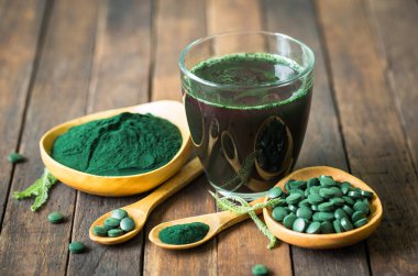 Sağlıklı spirulina bardakta su içer.