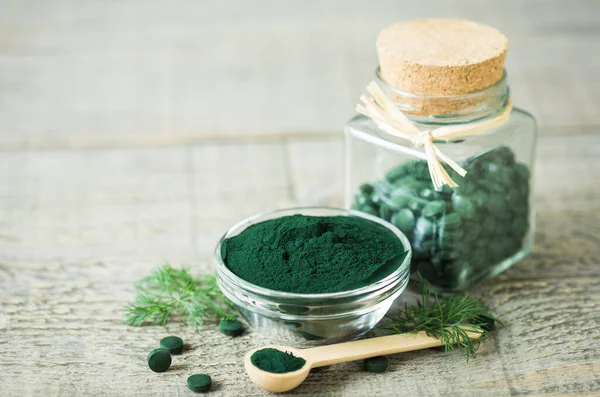 Spirulina Tabletki Proszek Miskach — Zdjęcie stockowe