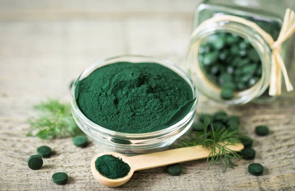 Spirulina Tabletki Proszek Miskach — Zdjęcie stockowe