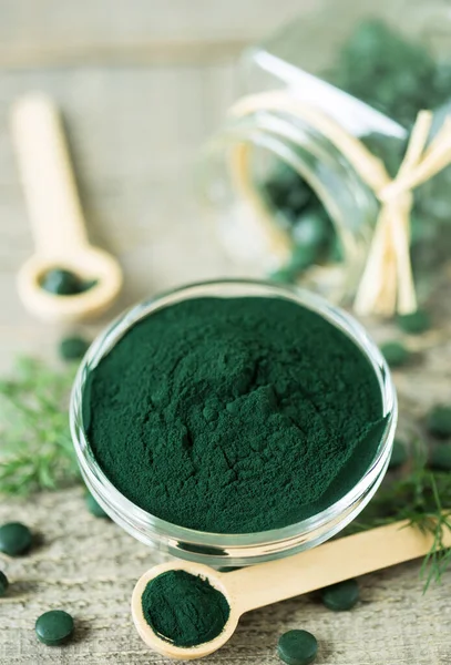 Spirulina Tabletki Proszek Miskach — Zdjęcie stockowe