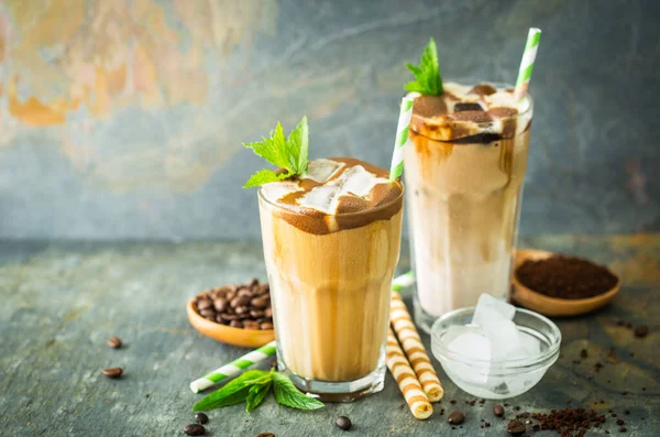 Kopi Latte Dingin Dalam Gelas Tinggi — Stok Foto