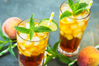  Buzlu, limonlu ve naneli ev yapımı şeftalili buzlu çay.